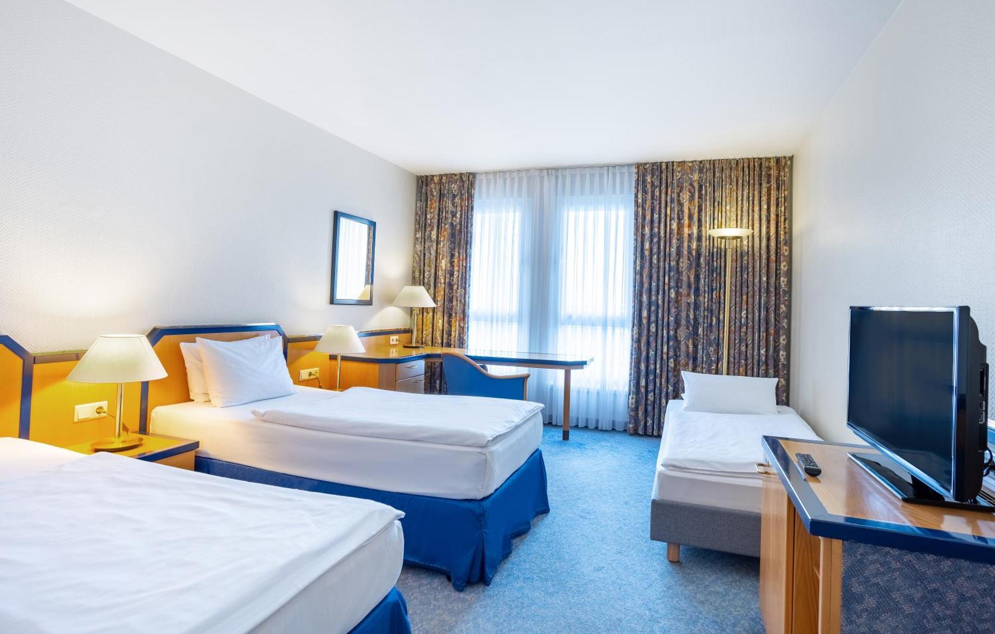 Holiday Inn Hamburg, an IHG Hotel Bagian luar foto