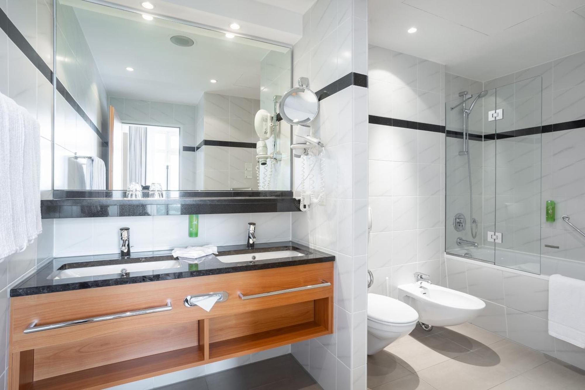 Holiday Inn Hamburg, an IHG Hotel Bagian luar foto